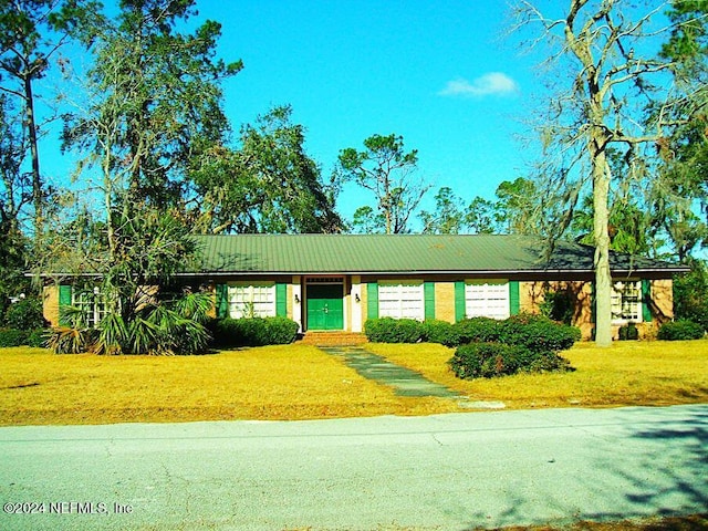 ranch-style house featuring a front yard