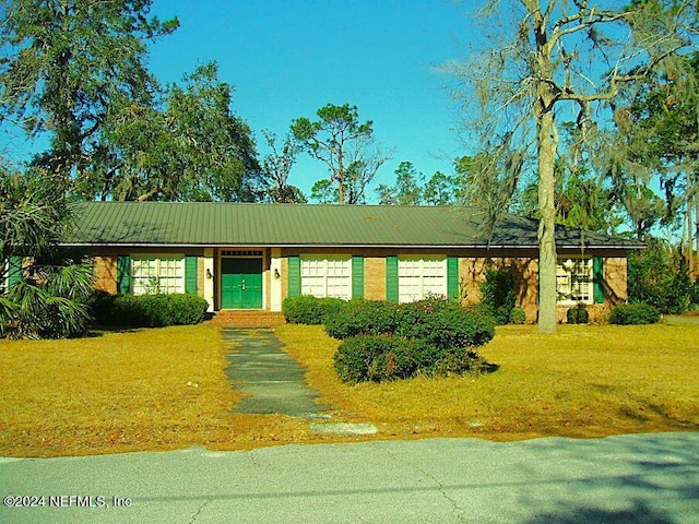 single story home with a front lawn