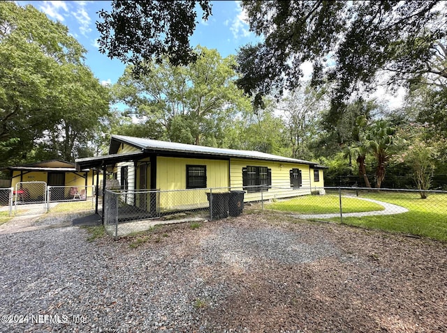 view of front facade featuring a front yard