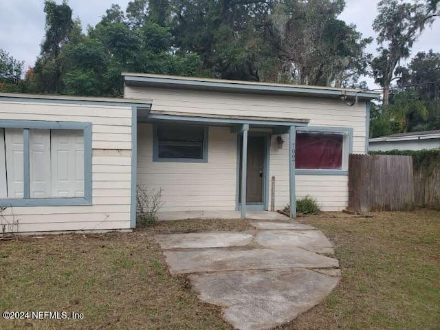 view of front of home featuring a front lawn