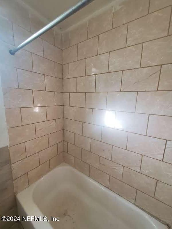 bathroom with tiled shower / bath