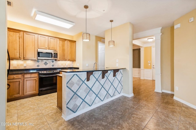 kitchen featuring black electric range oven, a kitchen breakfast bar, hanging light fixtures, decorative backsplash, and kitchen peninsula