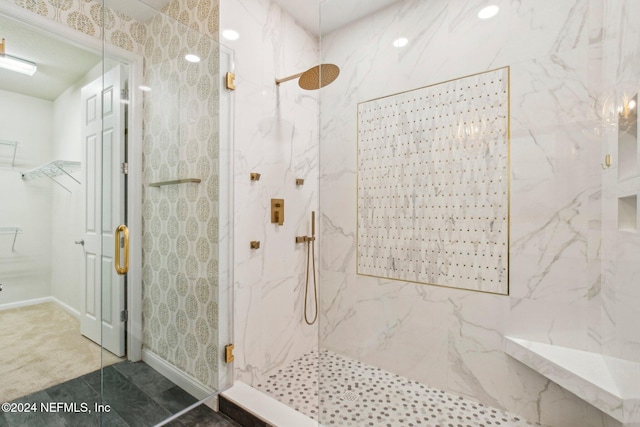 bathroom featuring a tile shower