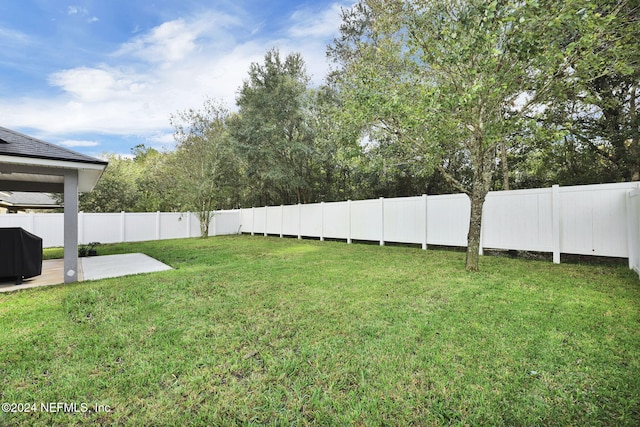 view of yard featuring a patio