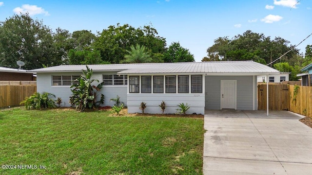 single story home with a front lawn