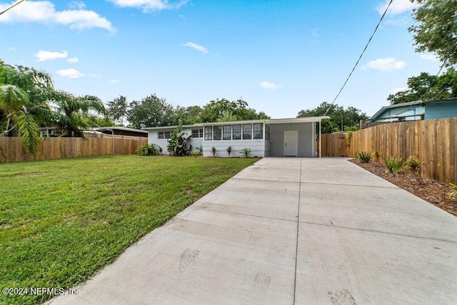 ranch-style house featuring a front lawn