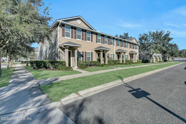 view of front facade featuring a front yard