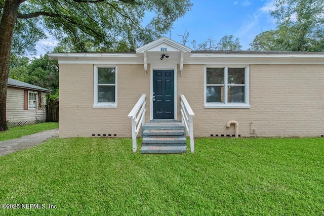 view of front facade with a front yard