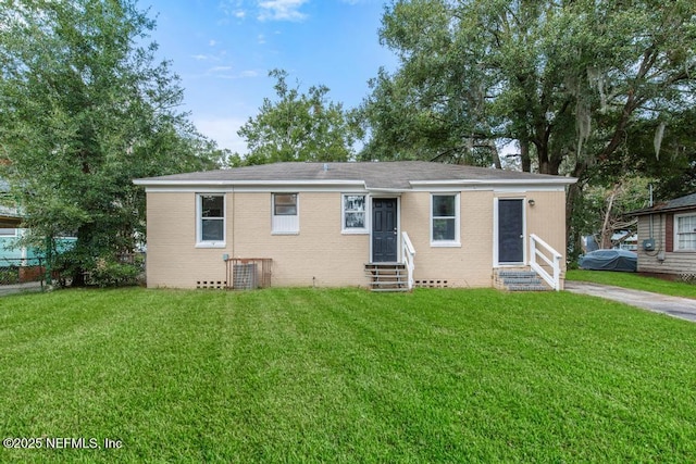 view of front facade featuring a front yard