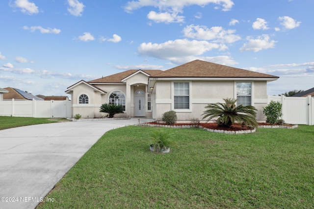 single story home featuring a front yard