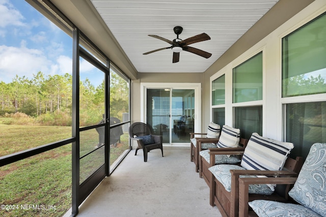 sunroom with ceiling fan