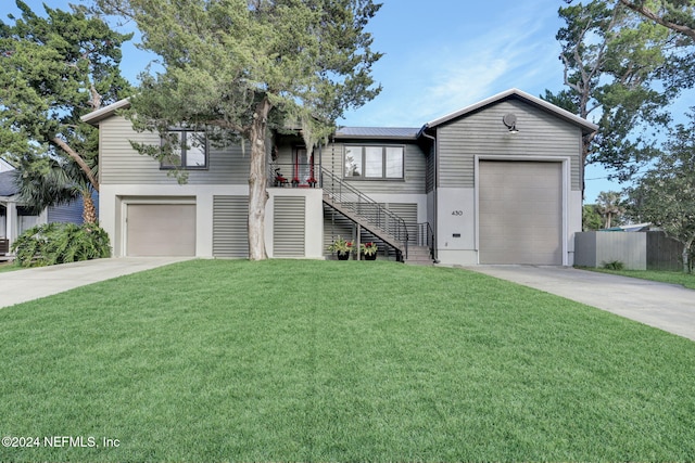 view of front facade with a front yard