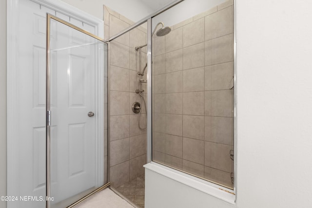 bathroom featuring a tile shower