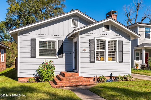 view of front facade with a front lawn