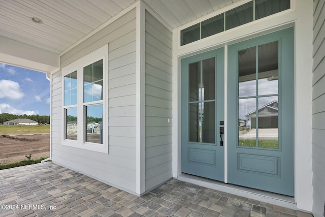 property entrance featuring a porch