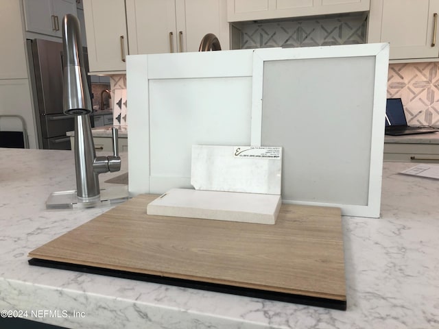 room details featuring decorative backsplash