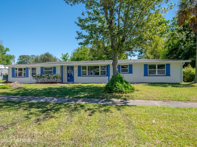 single story home featuring a front yard