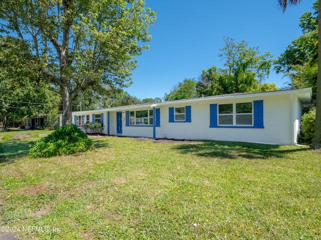 single story home with a front lawn