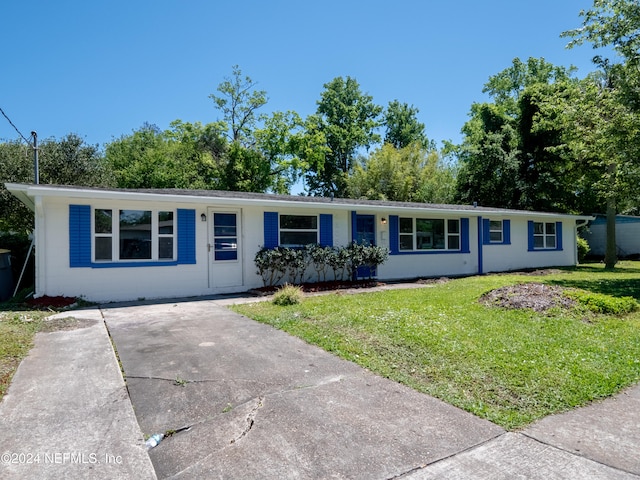 single story home featuring a front lawn