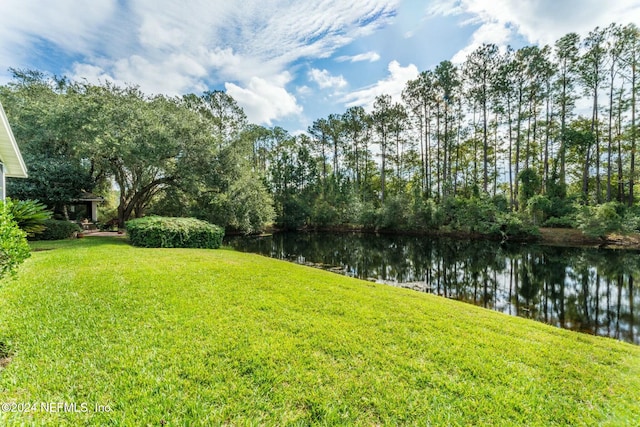 view of yard featuring a water view