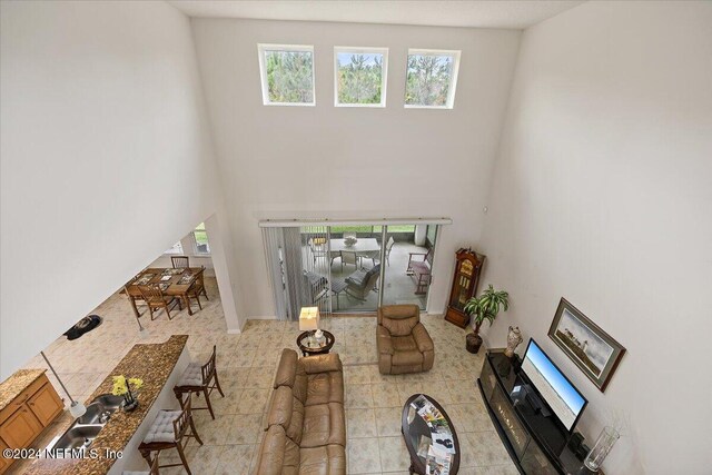 20 Sadie Ct, Saint Augustine, FL 32095 - tiled living area with a high ceiling and a sink