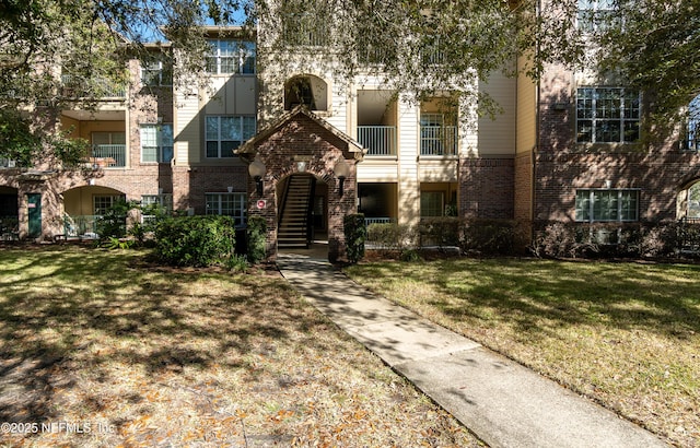 view of front of house with a front lawn