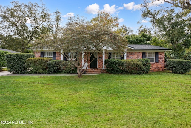 view of front of house featuring a front yard