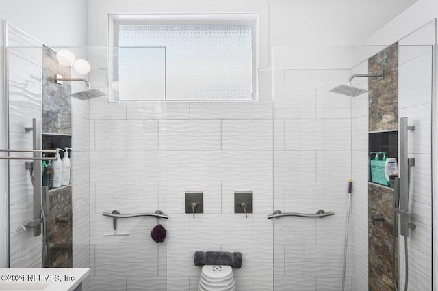 full bathroom featuring tiled shower