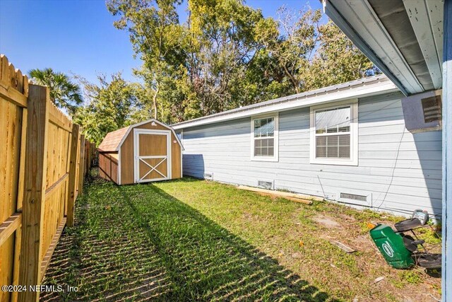 view of yard featuring a storage unit