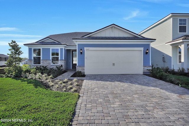 view of front of property featuring a front lawn and a garage