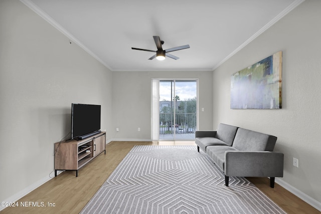 living room featuring light hardwood / wood-style floors, ceiling fan, and crown molding