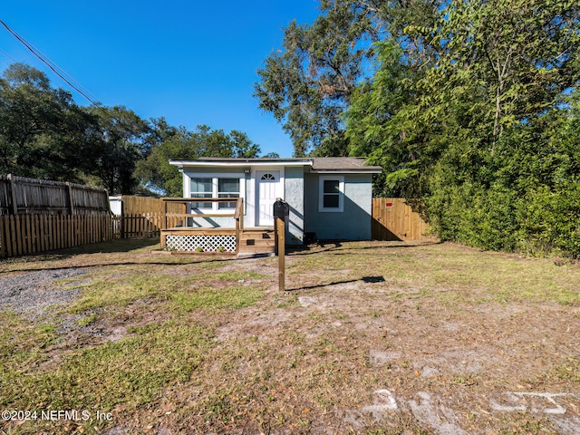 view of front of property featuring a front yard