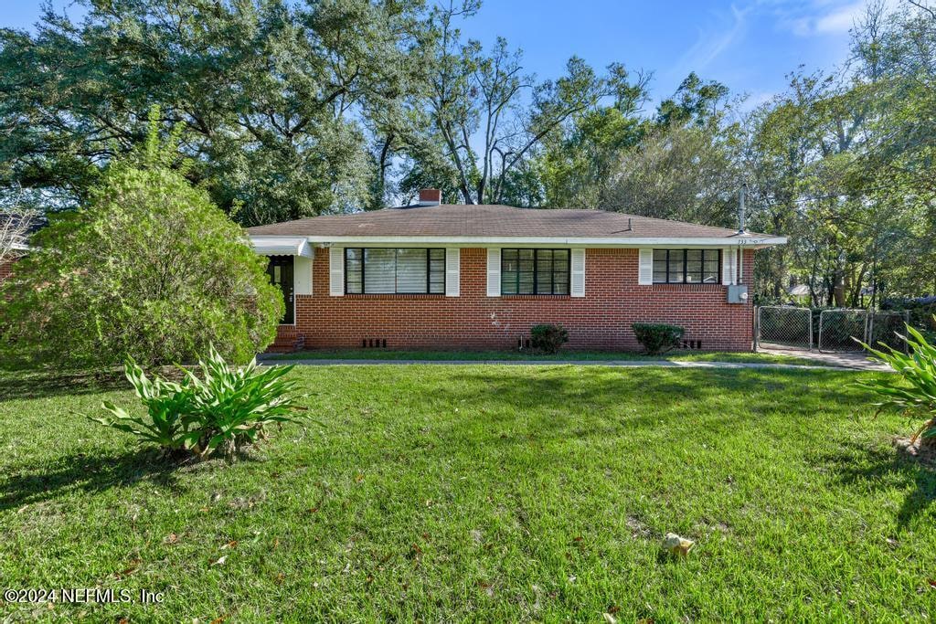 single story home featuring a front yard