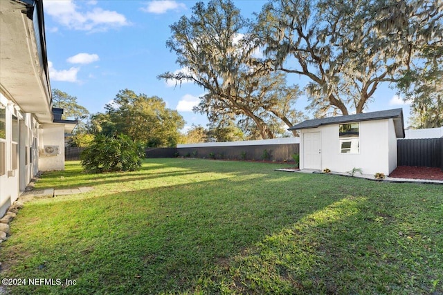 view of yard featuring an outdoor structure