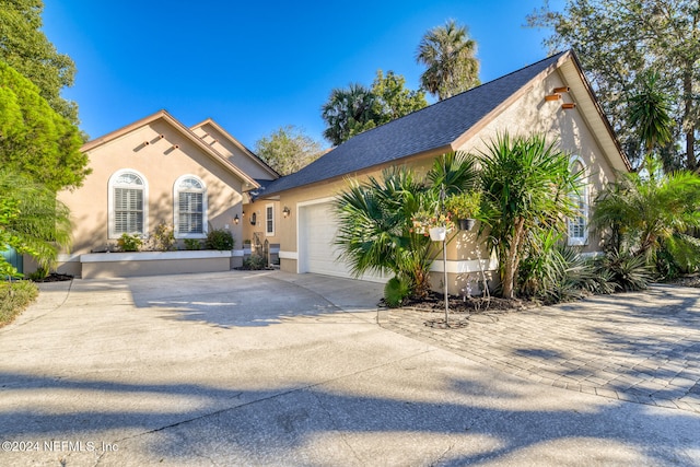 view of front facade featuring a garage