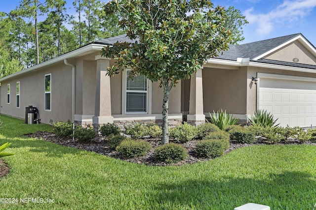 view of front facade featuring a front yard and a garage