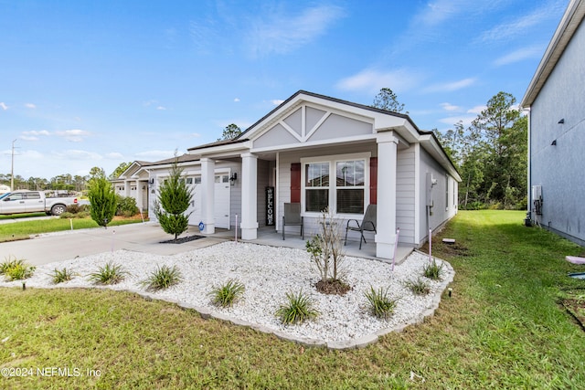 view of front of property featuring covered porch and a front lawn