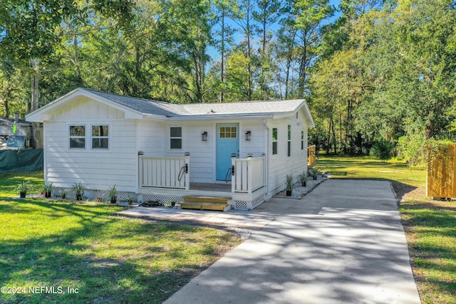 view of front of home with a front lawn