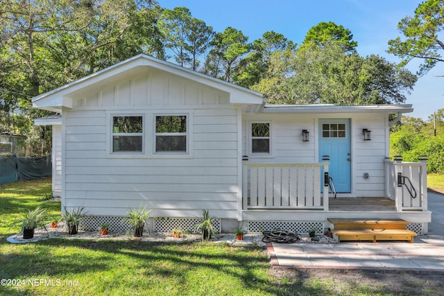 view of front facade with a front yard