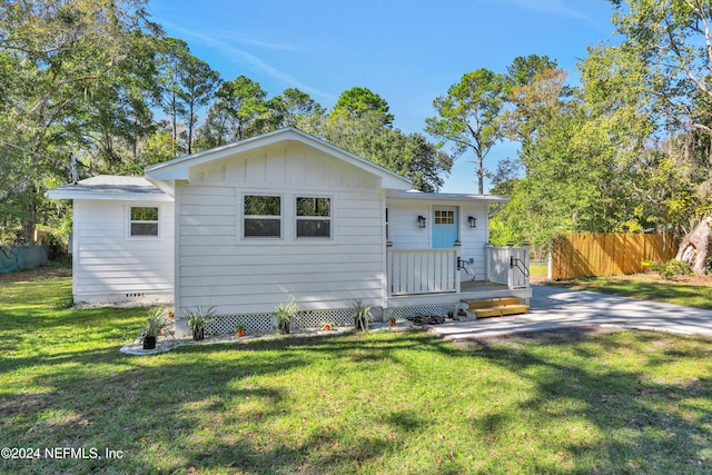 view of front of home featuring a front yard