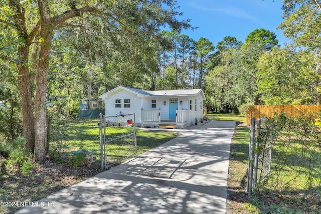 view of front of property featuring a front lawn