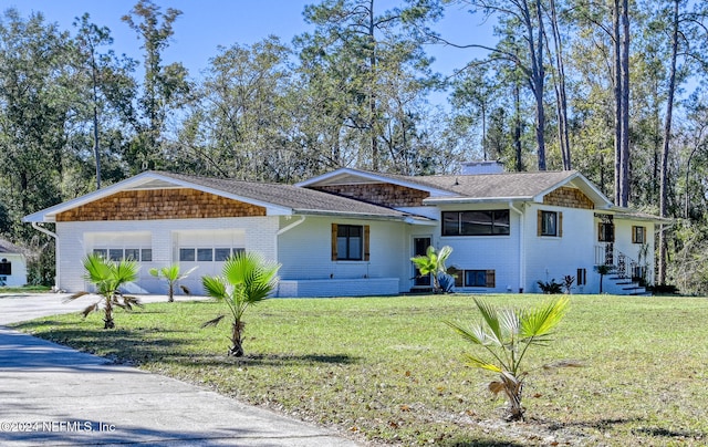 view of front of home featuring a front lawn