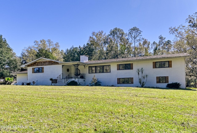 view of front of home featuring a front lawn