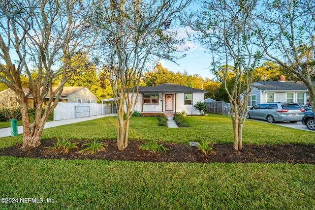 single story home with a front lawn