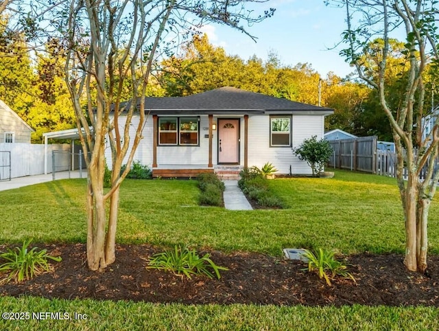 view of front of property featuring a carport and a front yard