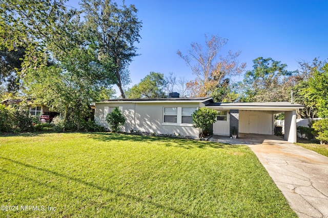 view of front of home featuring a carport, concrete driveway, and a front lawn