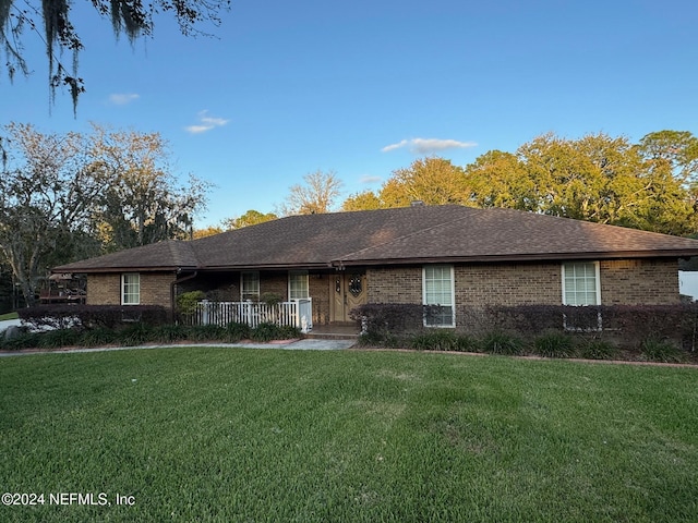 ranch-style home featuring a front lawn