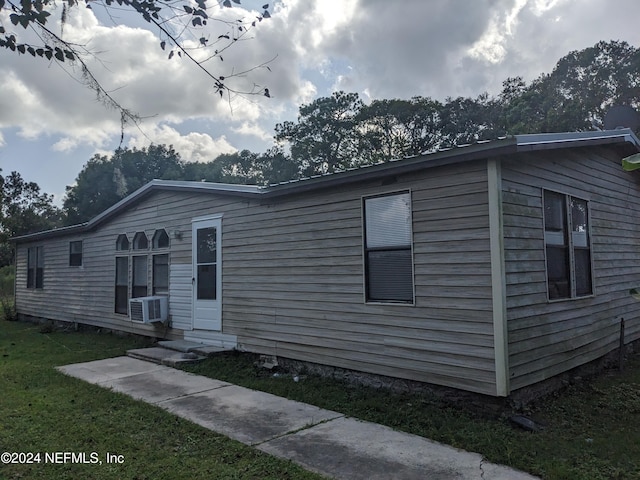 manufactured / mobile home featuring a front yard