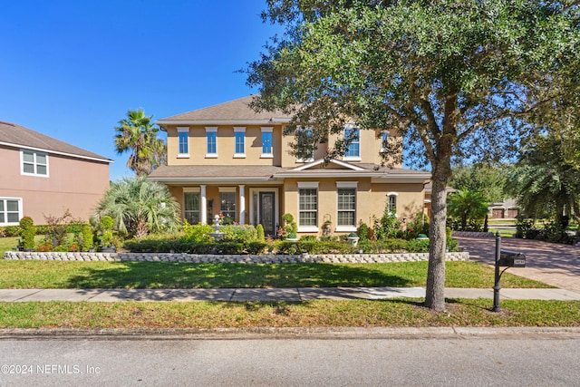 view of front of property featuring a front lawn