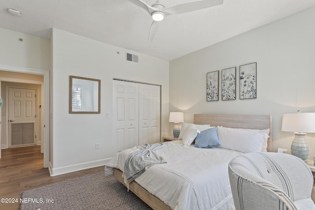 415 N Ocean Grande Dr Unit 101, Ponte Vedra Beach, FL 32082 - bedroom with wood finished floors, a closet, baseboards, a ceiling fan, and a textured ceiling